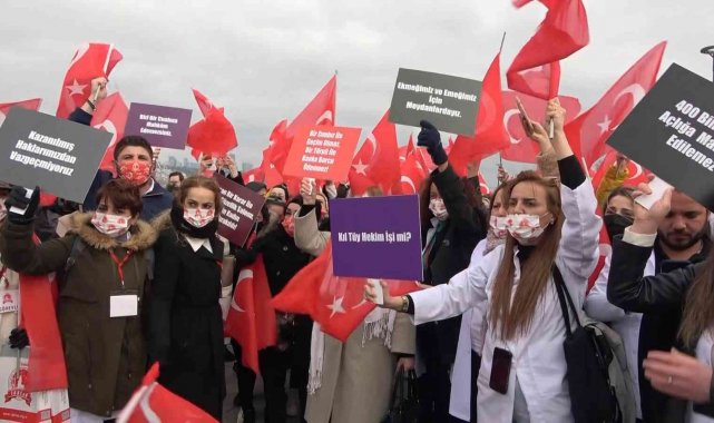 Üsküdar'da beyaz önlük giyen güzellik uzmanlarından epilasyon eylemi