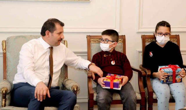 Vali Ayhan'dan kitap kurtlarına hediye