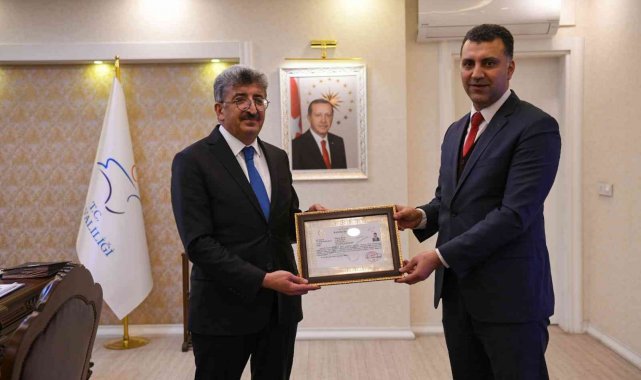 Vali Bilmez'den Kaymakam Savar'a başarı belgesi