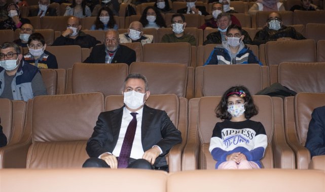 Vali Elban çocuklar ile "Kesişme: İyi ki Varsın Eren" filmini izledi