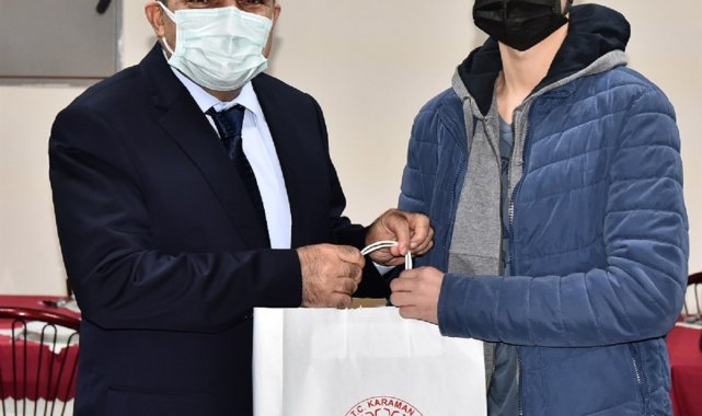 Vali Işık'tan futbolculara malzeme dağıtımı