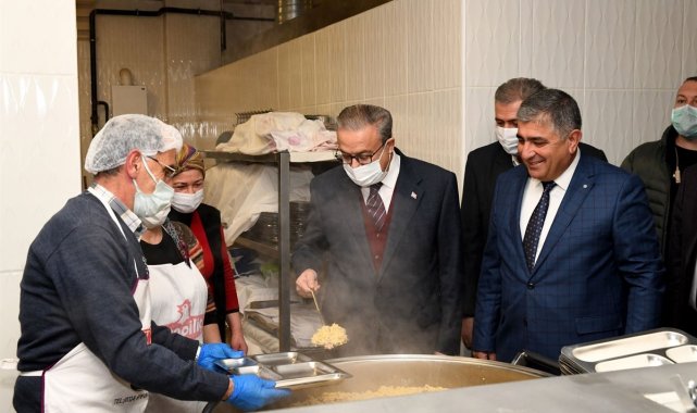 Vali Su, Tarsus'ta Hızır Lokması dağıtım etkinliğine katıldı