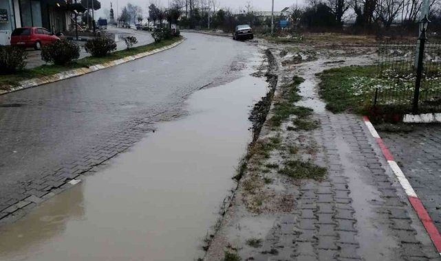 Vatandaş çamurlu yol tepkisine başkandan, 'Oradan yürümek zorunda olmadığınızı şimdilik siz de biliyorsunuz' yanıtı