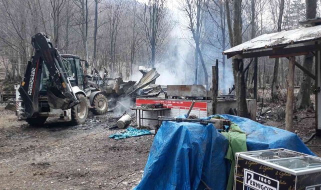 Yalova Kent Ormanı'ndaki ahşap işletme yanarak kül oldu