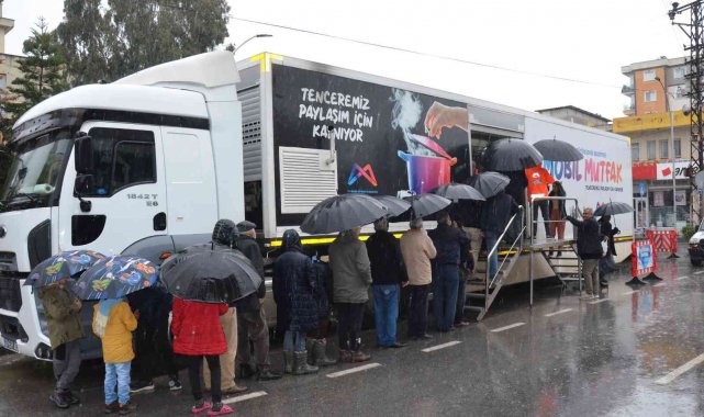 Yeniceliler, Büyükşehir Belediyesi Mobil Mutfak Tırından 3,5 TL'ye 3 çeşit yemek yedi