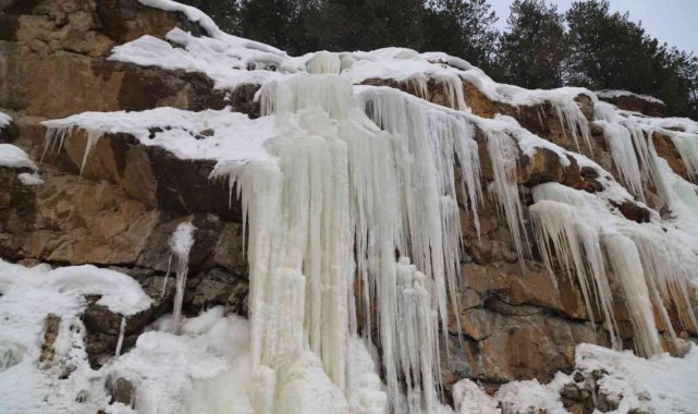 Zigana Dağı'nda devasa buz sarkıtları ilgi çekiyor