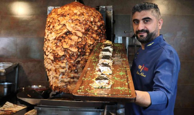 'Piton döner' Portakal Çiçeği Karnavalı'nda