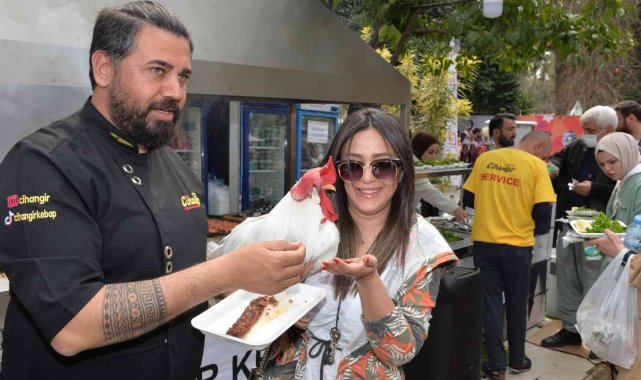 Adana'nın horozu da kebap yiyor