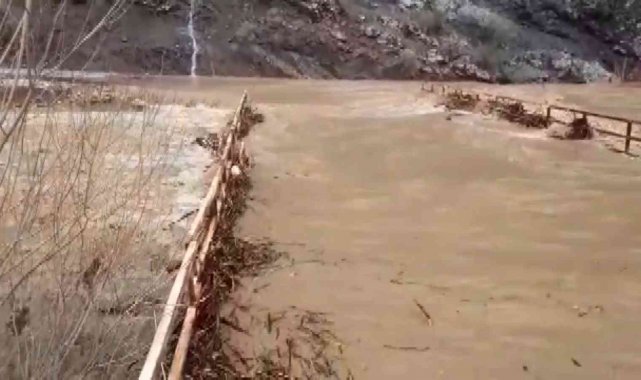 Adıyaman'da dere taştı, köprü suda kayboldu