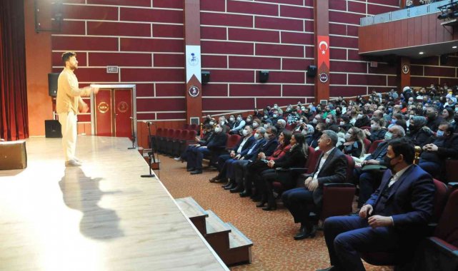 Akşehir'de tek kişilik tiyatro oyunu ilgi gördü