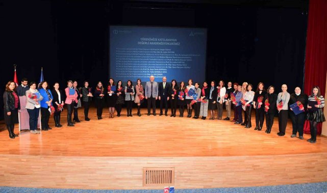 Anadolu Üniversitesi'nde 40 bilim kadınına ödül dağıtıldı