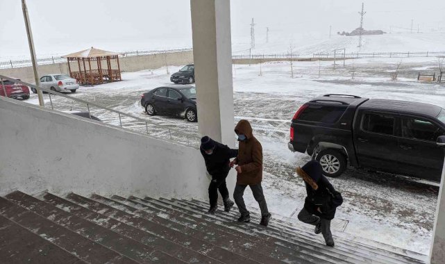 Ardahan'da köy yolları kapandı, Posof ilçesinde okullar tatil edildi