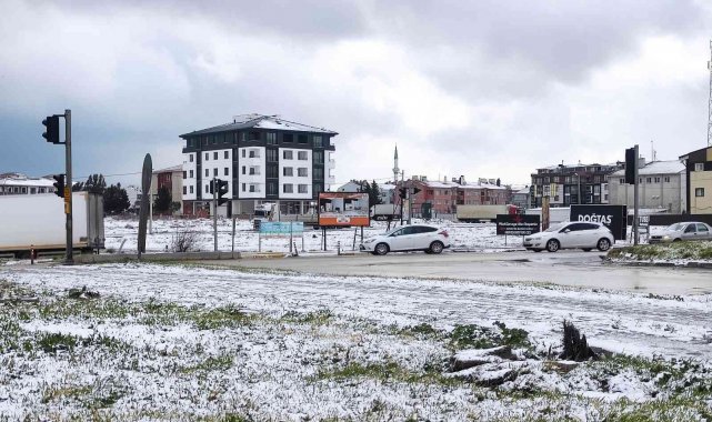 Bandırma'da kar etkili oldu