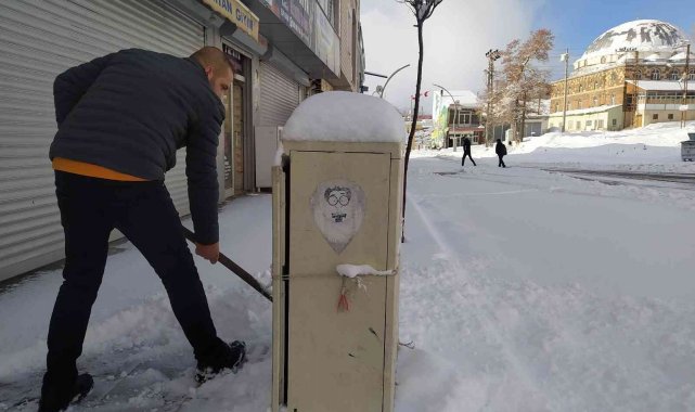 Başkale'de 37 yerleşim yerinin yolu ulaşıma kapandı