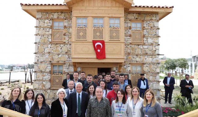 Başkan Böcek, EXPO 2021 Hatay'da Antalya Bahçesi'ni gezdi