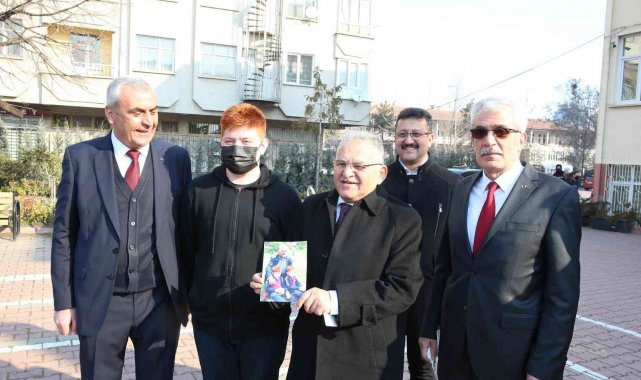 Başkan Büyükkılıç'a Kariyer Günleri'nde fotoğraf sürprizi