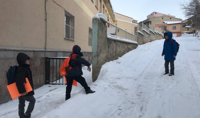 Bayburt'ta kar yağışı etkisini sürdürüyor