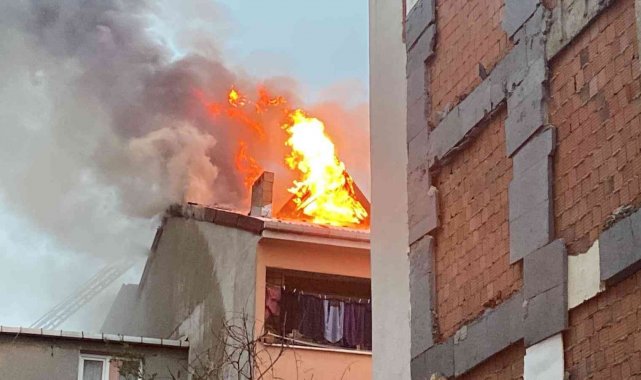 Bayrampaşa'da 4 katlı binanın çatısı alev alev yandı