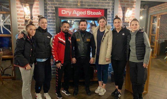 Baytar Steakhouse 8 Mart'ta kadınları unutmadı