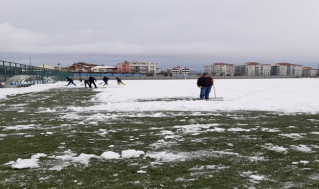 Bilecik'te futbol müsabakalarına kar engeli