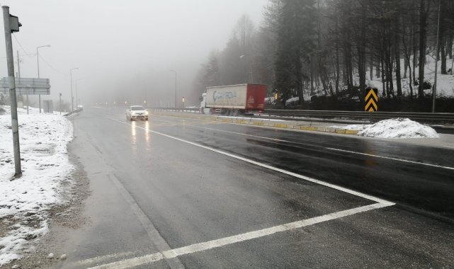 Bolu Dağı'nda hafif kar yağışı ve sis etkili oluyor