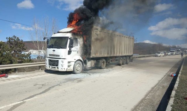 Çöp yüklü tır, alev alev yandı