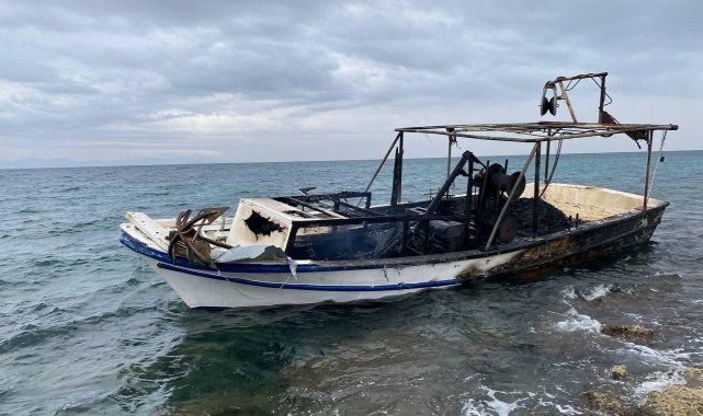 Didim'de teknesi yanan kaptanı Sahil Güvenlik ekipleri kurtardı