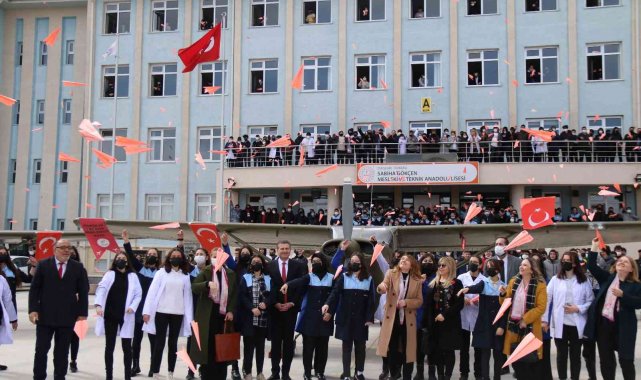 Dünya Havacı Kadınlar Haftası'nda gökyüzüne pembe kâğıttan uçaklar fırlatıldı