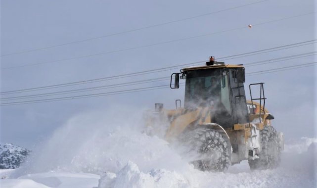 Erzincan'da kar ve tipiden 294 köy yolu ulaşıma kapalı