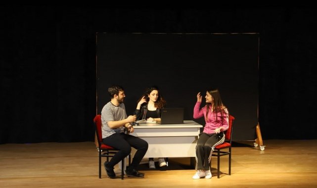 Erzincan'da "Dokunma Bana" isimli tiyatro oyunu sahnelendi