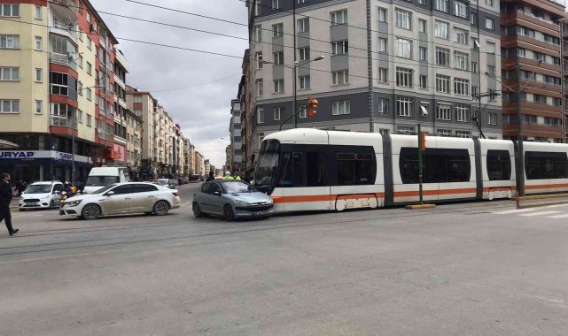 Eskişehir'de otomobil ve tramvay çarpıştı