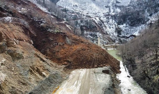 Giresun'da heyelan iki beldenin yolunu kapattı