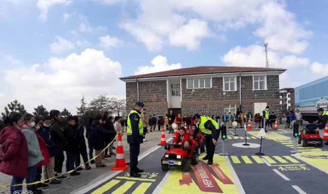 Jandarmadan ortaokul öğrencilerine uygulamalı trafik eğitimi