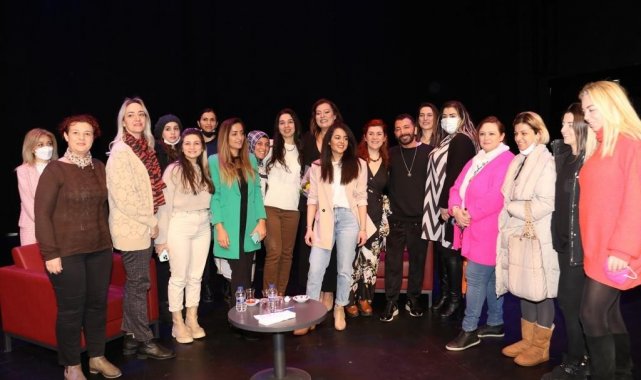 Kadınlar 8 Mart için Ataşehir'de bir araya geldi