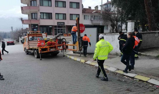 Kargı'da çalınan trafik tabelalarının yerine yenileri konuldu