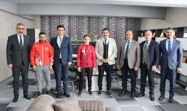 Kaymakam Güneş, Güreşte Türkiye 3. Olan Aleyna'ya altın ödülü verdi