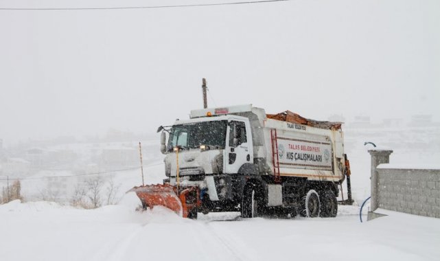 Kayseri'de 60 mahalle yoluna kar engeli
