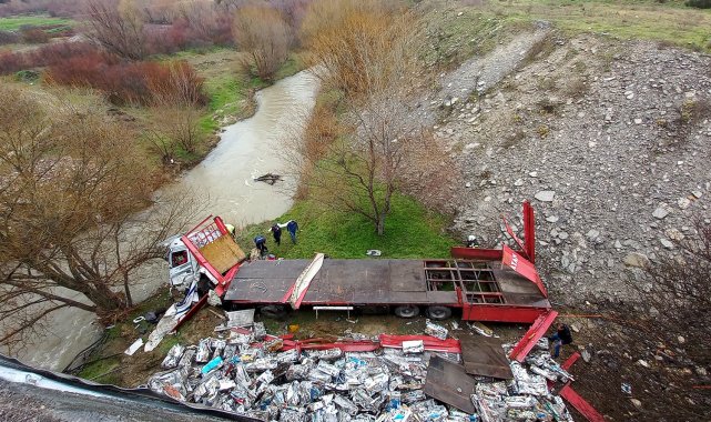 Kontrolden çıkan tır Gediz Nehri'ne uçtu: 1 yaralı
