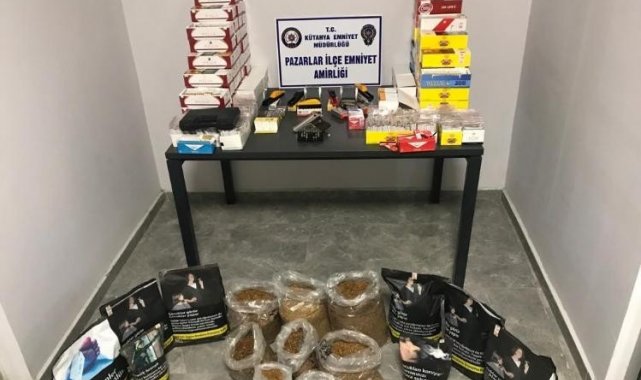 Kütahya'da polisin 'dur' ihtarına uymayan araçtan kaçak tütün ve kurusıkı silah çıktı