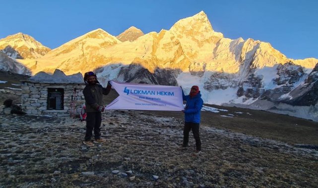 Lokman Hekim Van Hastanesinin flaması Everest Tepesi'nde