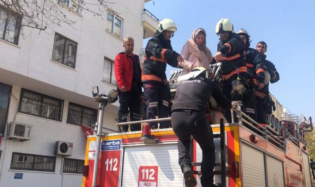 Mersin'de 4 katlı binanın girişi çöktü
