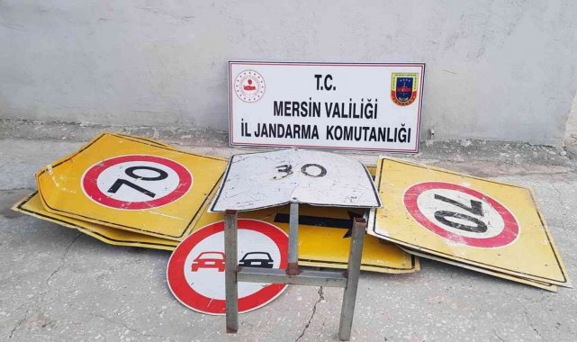 Mersin'de trafik uyarı levhalarını çalan şüpheli gözaltına alındı