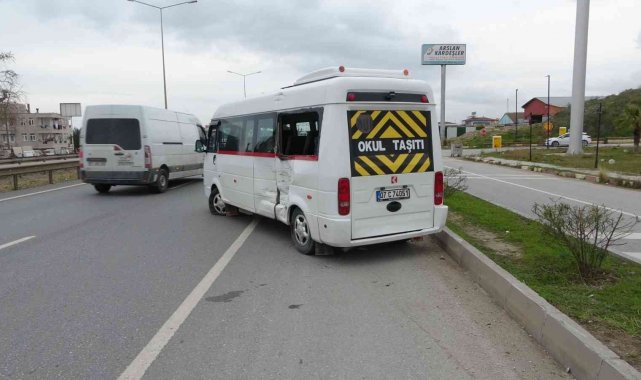 Mikser ile okul servisinin çarpışma anları güvenlik kamerasına yansıdı