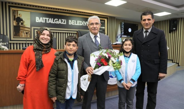 Minik öğrencilerden Başkan Güder'e soru yağmuru