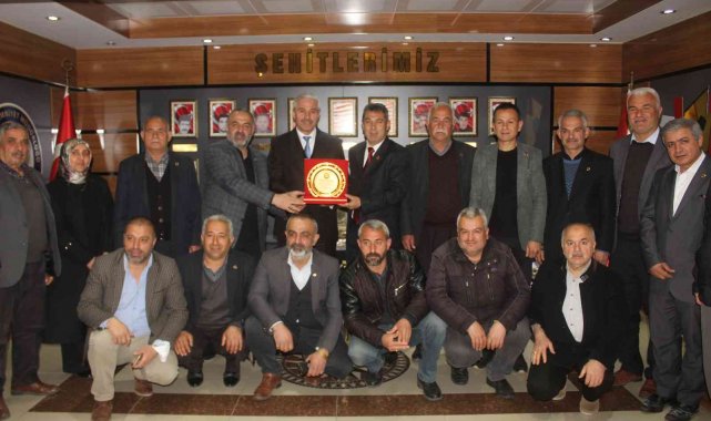 Muhtarlardan Müdür Ergüder'e plaket