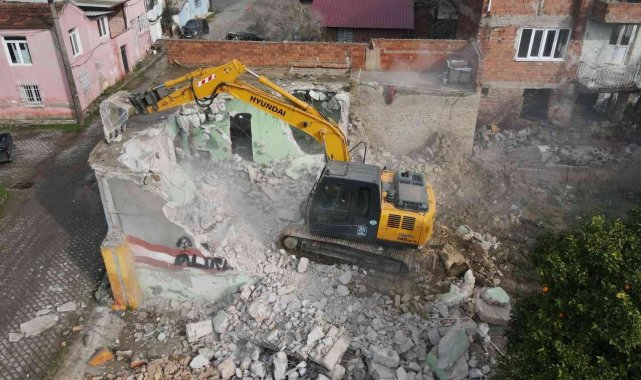 Nazilli'de metruk bina yıkımları sürüyor
