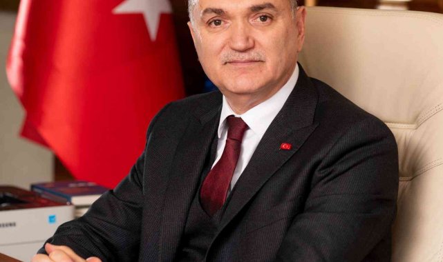 Özlü "İstiklal Marşı milli kimliği yansıtmaktadır"