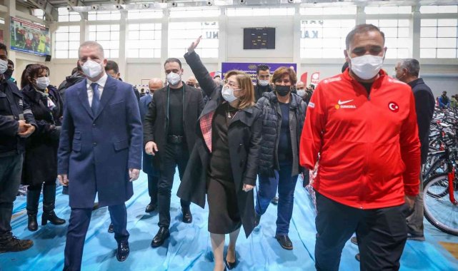 Pansiyonlarda konaklayan öğrencilere forma ve bisiklet dağıtıldı