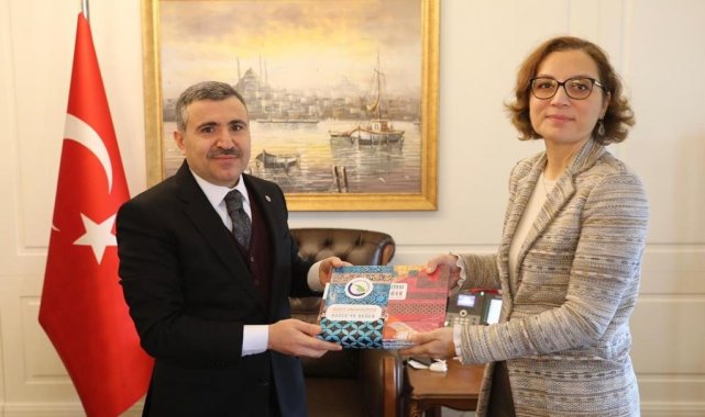Rektör Çakar'dan, Vali Atay'a "Düzce'ye Değer" kitabı