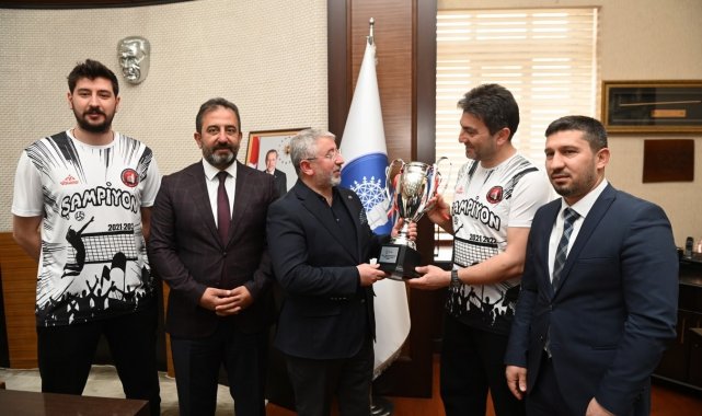 Şampiyonluk kupası Başkan Aşgın'da
